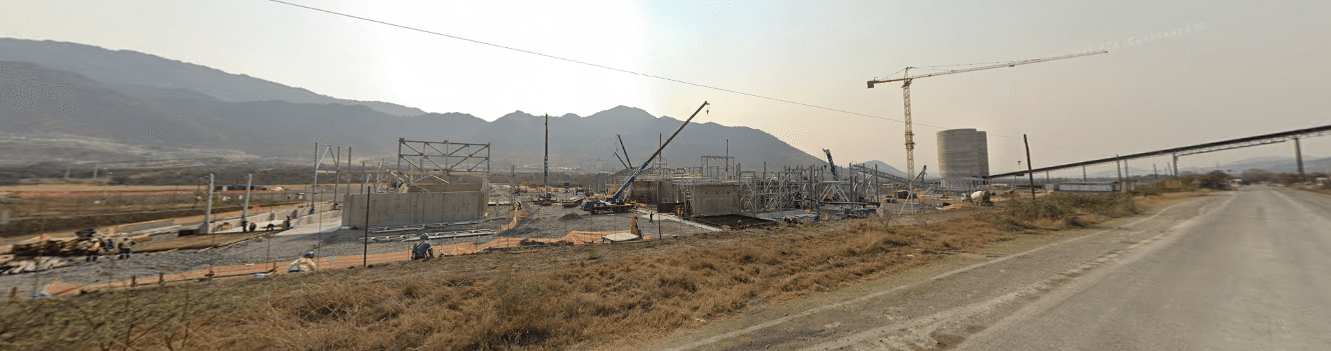 Ridgelines and open land keep the land parcel central.